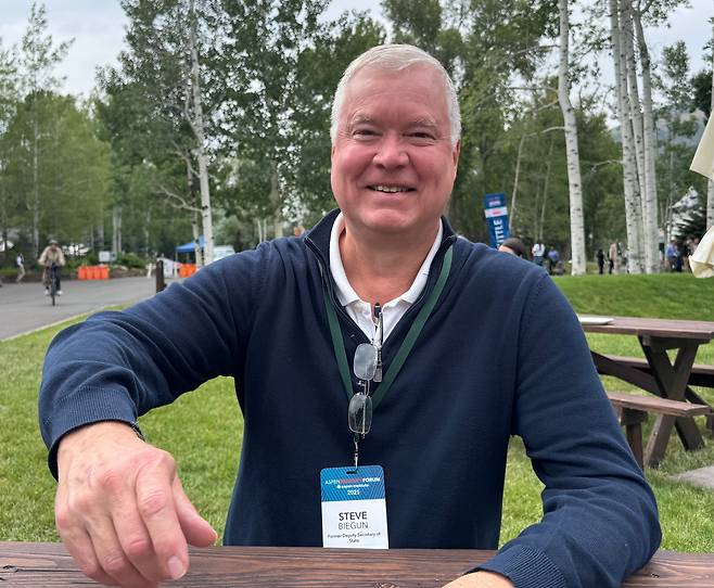 스티븐 비건 전 미 국무부 부장관이 17일 콜로라도주 애스펀에서 열린 '애스펀안보포럼'에서 본지와 인터뷰를 하고 있다. 2019년 2월 8일 서울 광화문의 한 닭한마리 식당에서 본지와 사진을 찍을 당시 하고 있던 6년 전 포즈를 그대로 취하고 있다. /애스펀(콜로라도주)=김은중 특파원