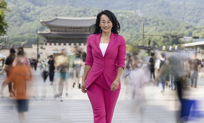 네덜란드로 입양돼 유명 방송인으로 성장한 미샤 블록이 광화문 광장에 다시 섰다. 헤어진 친엄마를 찾고자 3년 전 전단을 돌리던 곳. “한 사람에게 두 나라가 공존한다는 건 때로 버거운 일”이라면서도 “그 시간을 통해 내 삶이 더 풍요로워졌다고 믿는다”고 말했다. /이경호 영상미디어 기자