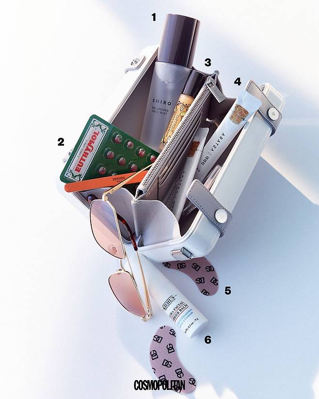 크로스보디 백 1백76만원 Rimowa. 선글라스 22만원 Cos. 네일 파일 5만5천원 Hermès Beauty.