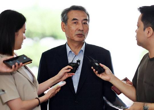 인 김건희 여사와 관련한 각종 의혹 사건을 수사하는 민중기 특별검사가 지난달 27일 서울 서초구에 마련된 특검팀 사무실로 출근하며 취재진 질문에 답하고 있다. 연합뉴스