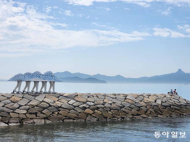 세토 내해 오기지마 제방에 설치된 야마구치 케이스케의 ‘걷는 방주’. 세토우치 예술제의 상설 전시작으로 노아의 방주에서 착상을 얻었다.