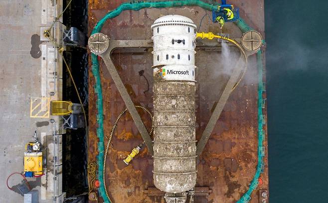 2020년 25개월의 시험운영을 마치고 인양된 MS의 수중 데이터센터의 모습. 표면에 달라붙은 따개비들을 물로 청소하고 있다. 마이크로소프트 홈페이지