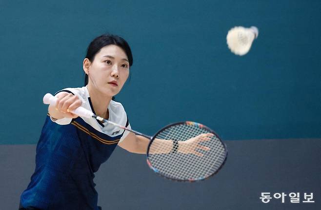 김성민 씨가 경기 고양시 덕양구 배드민턴 트레이닝센터 ‘에이원 인턴’ 지축점에서 라켓으로 셔틀콕을 받아넘기고 있다. 고양=전영한 기자 scoopjyh@donga.com