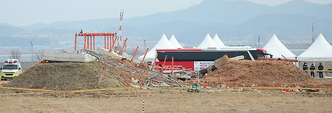 12·29 제주항공 여객기 참사 희생자 합동 추모식이 열린 지난 1월18일 전남 무안국제공항 사고 현장에 파손된 둔덕(로컬라이저)가 방치되어 있다. 2025.1.18/뉴스1