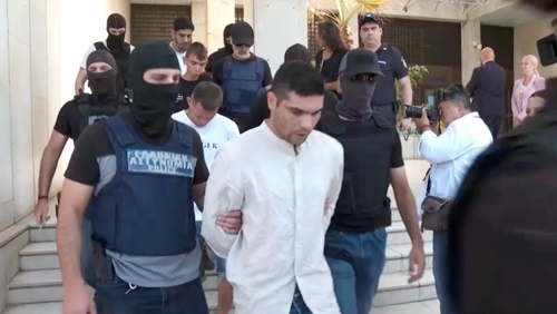 그리스 경찰관들이 17일(현지시간) 아테네에서 미국 UC버클리 교수 살해 사건 용의자 5명을 호송하고 있다. 로이터=연합뉴스