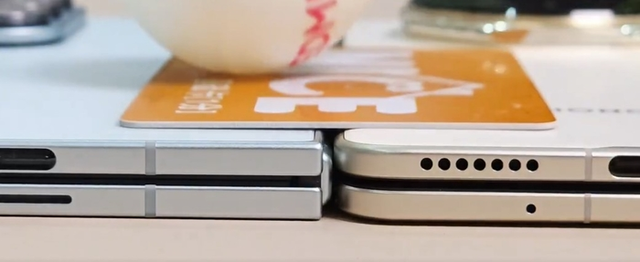 팁스터 유니버스아이스가 ‘V5’(오른쪽)와 삼성전자 ‘갤럭시Z폴드7’의 두께를 비교한 영상에서 공이 갤Z폴드7 쪽으로 굴러가고 있다. X 캡처