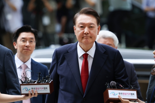 12·3 비상계엄과 관련해 특검의 수사를 받는 윤석열 전 대통령이 9일 서울 서초구 서울중앙지법에서 열린 영장실질심사에 취재진의 질문을 받으며 출석하고 있다. 연합뉴스