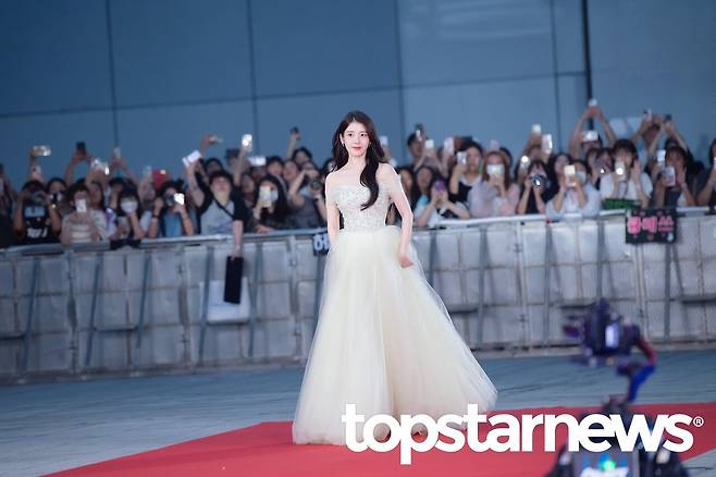 청룡시리즈어워즈 레드카펫 아이유jpg