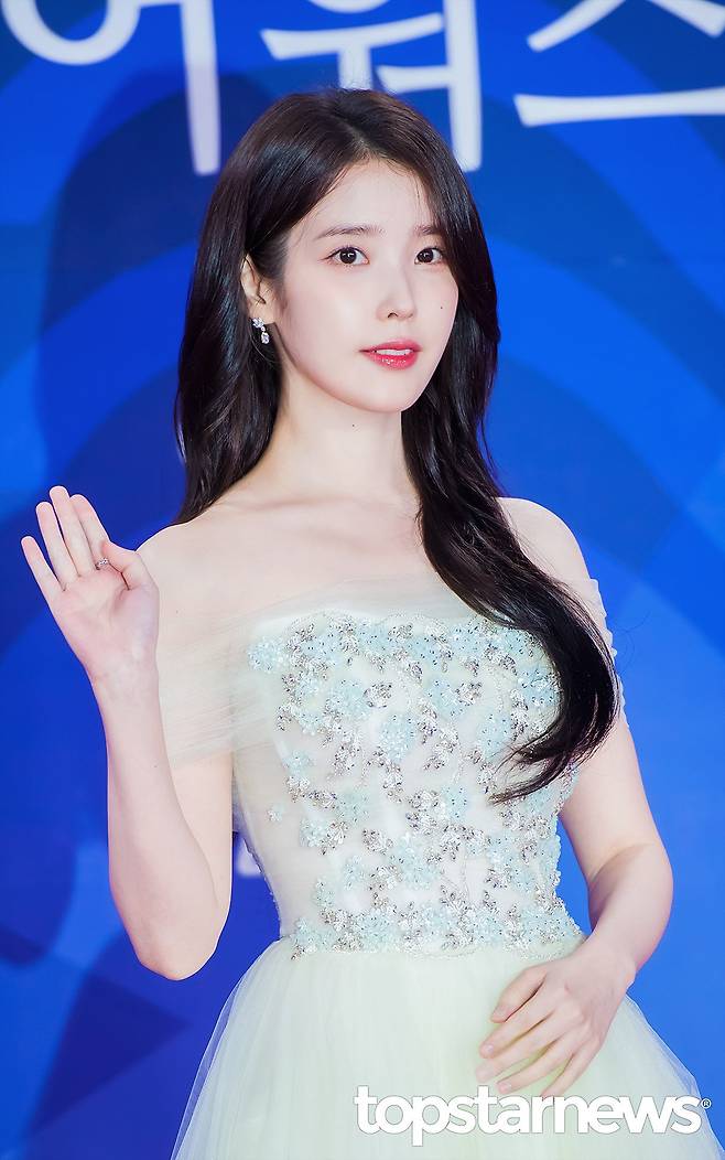 청룡시리즈어워즈 레드카펫 아이유jpg