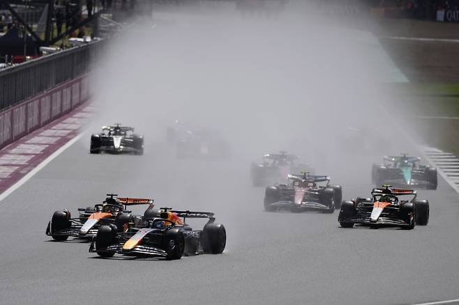 6일(현지시간) 영국 실버스톤 그랑프리에서 F1 선수들이 역주하고 있다. 연합뉴스