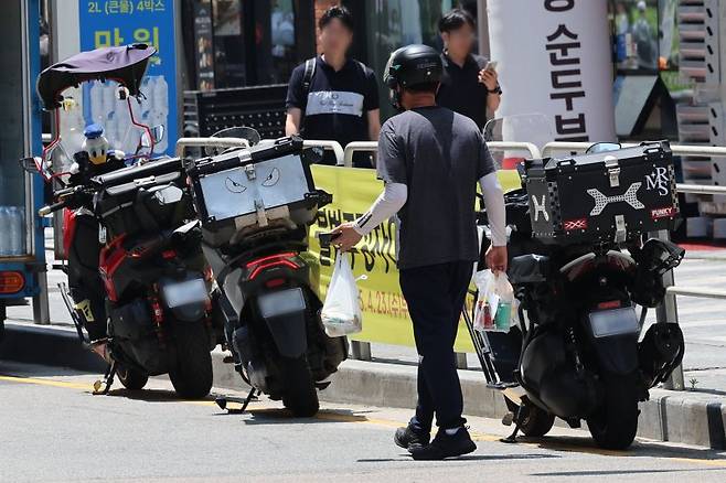 지난 9일 서울 시내 식당가에서 배달라이더들이 음식을 배달하고 있다. 뉴시스