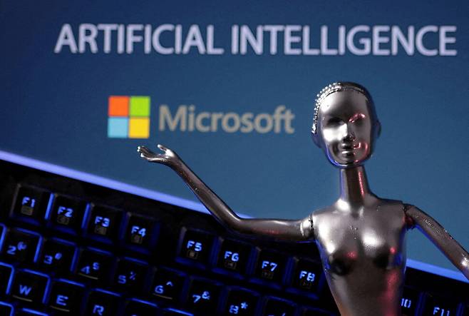컴퓨터 자판 위로 미국 기업 마이크로소프트(MS)의 로고와 인공지능(AI)이란 문구가 보이도록 만든 합성 이미지. 로이터 연합뉴스