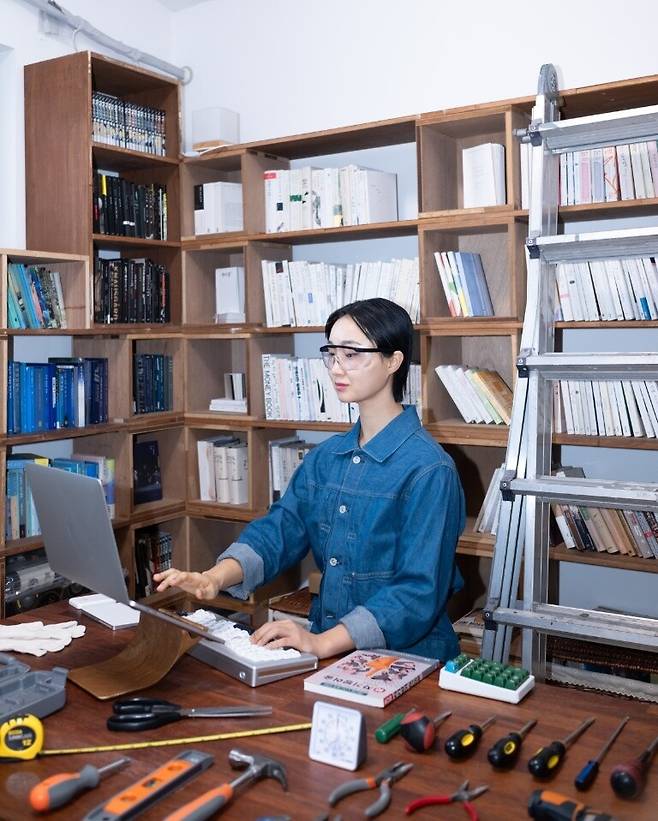 작가 이슬아. 이훤 촬영, 이야기장수 제공