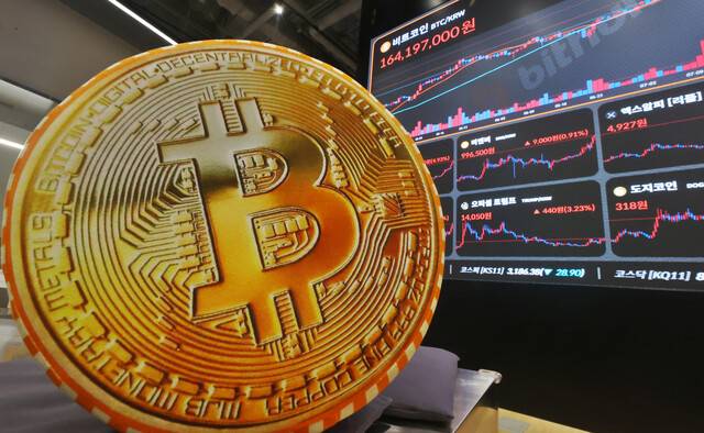 지난 18일 서울 서초구 빗썸라운지 강남 본점 현황판에 비트코인 시세가 표시되고 있다. 가상화폐 3개 법안이 미 하원을 통과하면서 비트코인 가격이 한때 12만 달러를 재돌파했다. 연합뉴스