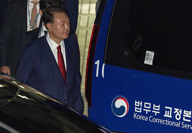 12·3 비상계엄과 관련해 특검의 수사를 받는 윤석열 전 대통령이 9일 서울 서초구 서울중앙지법에서 열린 구속 전 피의자 심문(영장실질심사)이 끝난 뒤 법원을 떠나고 있다. 사진공동취재단