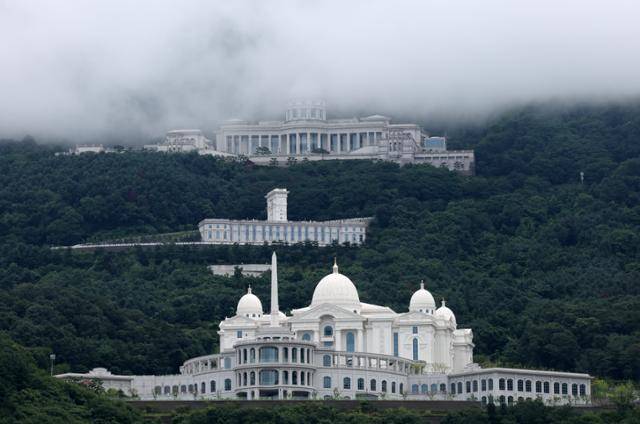 김건희 여사 의혹을 수사하는 민중기 특별검사팀이 통일교 압수수색에 들어간 18일 오후 경기 가평군 통일교 천원궁, 천승전, 천정궁 박물관 모습. 뉴시스
