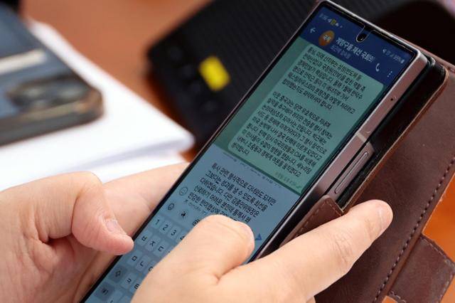 9일 오전 서울 여의도 국회에서 열린 최고위원회의에서 모 최고위원이 텔레그램으로 이재명 대통령에게 메시지를 보내고 있다. 뉴시스