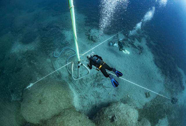 1802년 9월 그리스 남부 키티라섬 인근에서 침몰한 화물선 '멘토르'에 실려 있던 유물들을 2019년 10월 잠수사들이 인양하고 있다. 키타라=EPA 연합뉴스