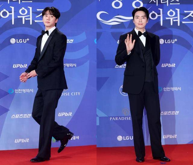 이준영(왼쪽)이 '제4회 청룡시리즈어워즈' 시상식 도중 한 실수로 이준혁에게 사과했다. 뉴시스