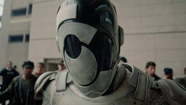 주인공 로봇은 원래 인격이라는 게 없다. 저 무표정한 얼굴로 업무를 수행한다. 애플TV플러스 제공