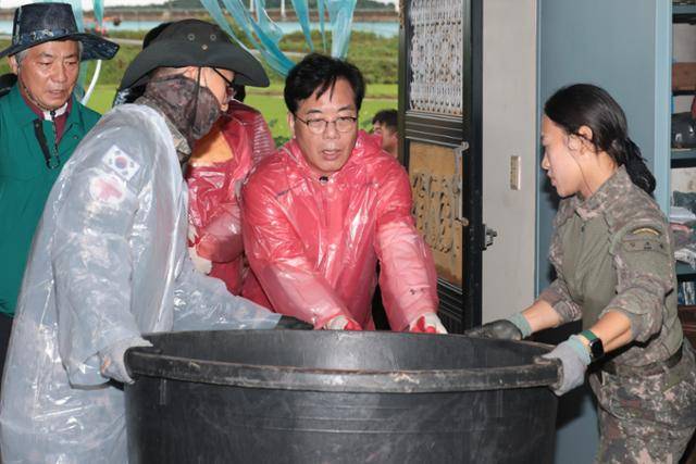 송언석 국민의힘 비상대책위원장 겸 원내대표가 19일 수해를 입은 충남 예산 삽교읍 용동3리를 찾아 봉사활동을 하고 있다. 국민의힘 제공