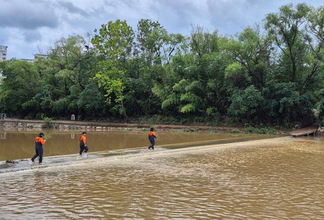 지난 18일 광주 북구 신안교에서 소방대원들이 실종자를 수색하고 있다. 전날 광주에는 하루 426.4㎜의 폭우가 쏟아지면서 60대 남성으로 추정되는 인물이 신안교 부근에서 실종됐다. 광주소방본부 제공.