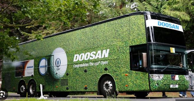 두산 그룹은 2010년부터 현재까지 디 오픈의 공식 스폰서이다. 사진은 150회 디 오픈 당시 현지에서 운영되어 갤러리를 사로잡은 두산 버스. 두산 그룹 홈페이지
