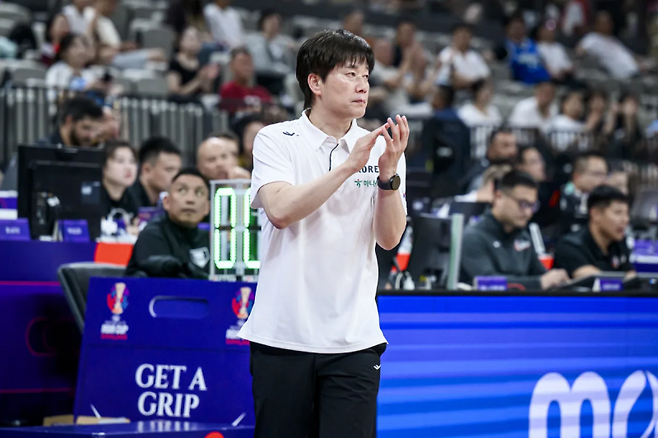 19일 선전 스포츠 센터에서 열린 한국과 호주의 2025 FIBA 아시아컵 4강전. 박수호 감독이 박수를 보내고 있다. 사진=FIBA