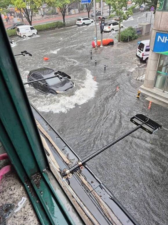 18일 침수된 대구 죽전네거리에 자동차가 침수돼 있다 [사진=김정옥 대구시의원]