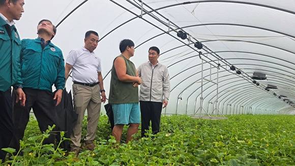 정희용 의원(오른쪽)이 집중 호우 피해 점검에 나서고 있다 [사진=정희용 의원실]