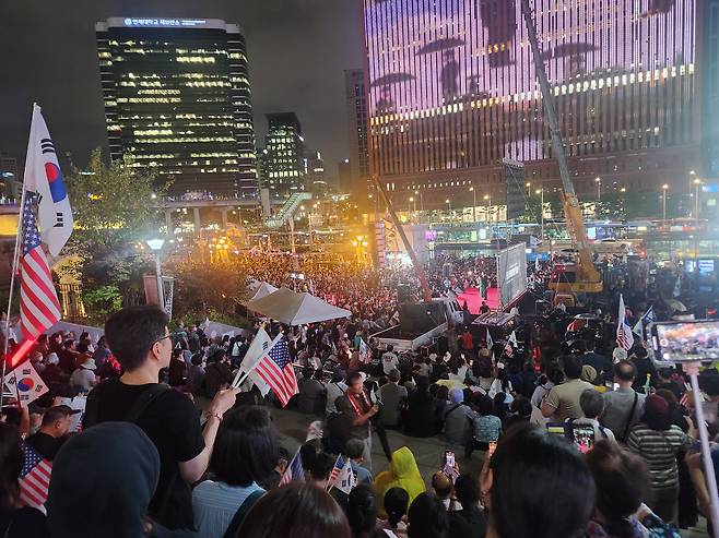 자유대학 등 보수성향 단체들이 18일 저녁 서울역 광장에서 윤석열 전 대통령의 석방을 촉구하는 집회를 하고 있다. 연합뉴스