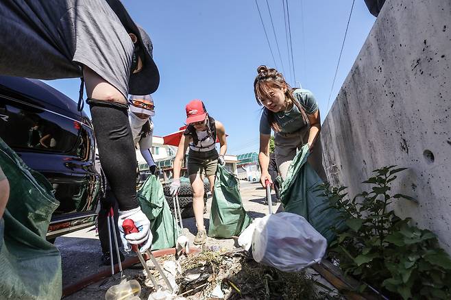 낚시꾼들이 버리고 간 것으로 추정되는 쓰레기들을 줍고 있다. 김성룡 기자