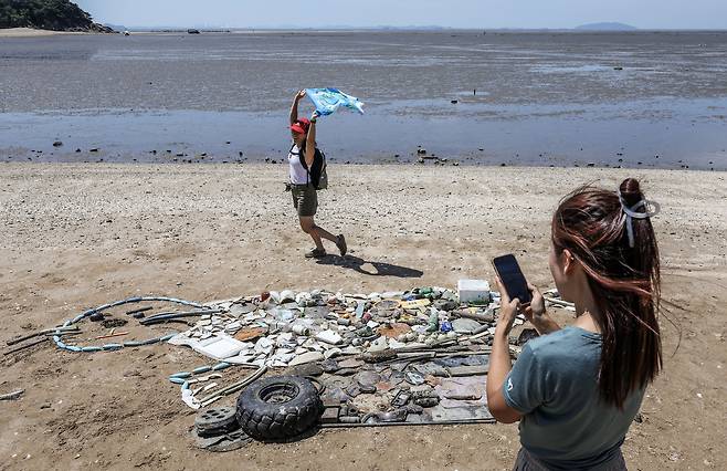 곧 사라질 서해 점박이물범 정크 아트 작품과 기념촬영을 하고 있다. 김성룡 기자