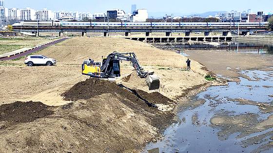대전시가 지난해 12월부터 올해 6월까지 대대적으로 하천을 준설했다. 중앙포토