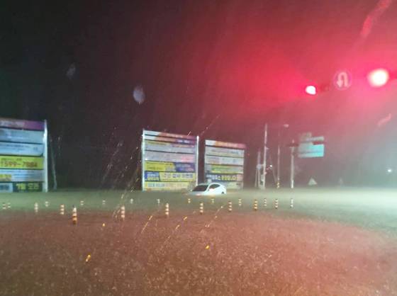 충남 서해안을 중심으로 강한 비가 내린 17일 새벽 충남 서산시 성연면 오사삼거리가 폭우로 잠겨 있다. 연합뉴스