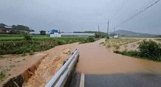 지난 18일 충남 서산에 내린 집중호우에 도로가 침수돼 있다. 연합뉴스