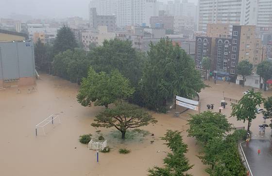 광주와 전남지역에 폭우가 내리고 있는 가운데 17일 오후 광주 북구 전남대학교 사범대학 부속고등학교 운동장에 빗물이 들어차 있다. 독자 제공=뉴시스