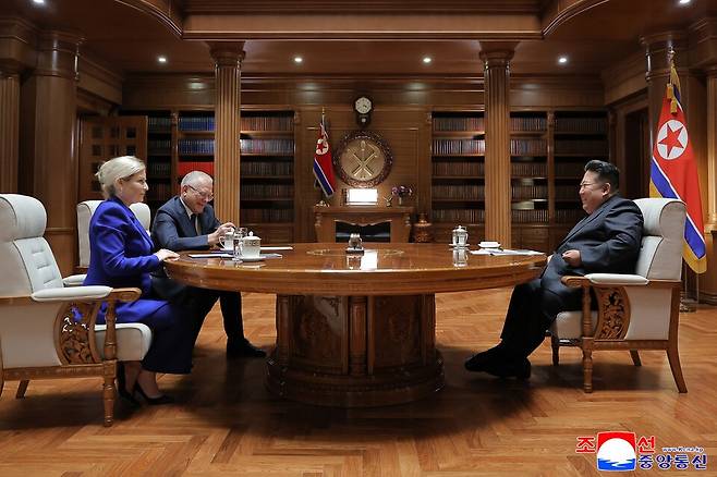 김정은 북한 노동당 총비서가 지난 6월 29일 올가 류비모바 러시아 문화부 장관을 당 중앙위원회 본부청사에서 접견했다고 조선중앙통신이 30일 보도했다. [조선중앙통신=연합뉴스]