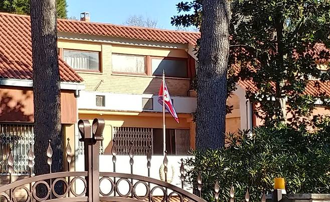 모든 북한 대사관에는 통신실이 별도로 구비돼 있다. 담당자 이외 모든 요원들의 출입이 제한된다. 지난 2019년 1월이탈리아 로마 남부에 위치한 주이탈리아 북한 대사관 모습. [연합뉴스]