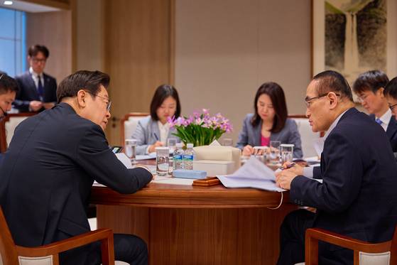 이재명 대통령이 17일 서울 용산구 대통령실 청사 집무실에서 튀르키예 대통령과의 정상통화와 관련해 회의를 하고 있다. 이재명 대통령 SNS