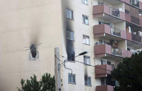 이스라엘 정보당국이 이란 핵 과학자의 침실 위치를 정확히 파악해 암살한 아파트 전경. 이웃 아파트 피해가 전혀 없을 정도였다. [AP=연합뉴스]