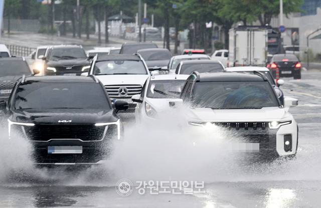 ▲ 강원지역에 많은 비가 내린 지난 16일 춘천 효자동에서 차량들이 물보라를 일으키며 달리고 있다. 김정호 기자