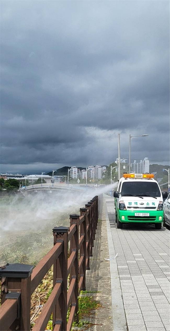 ▲ 삼척시는 최근 폭염과 고온다습한 날씨가 지속되면서 모기와 진드기 등 위생 해충으로 인한 감염병이 우려됨에 따라 하천과 수풀 등 유충 서식지를 중심으로 집중 방역활동을 펼치고 있다.