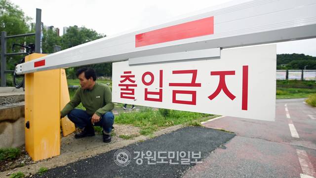 ▲ 장맛비가 내린 지난달 25일 강원 춘천시 석사천에서 시 관계자가 폭우시 하천변 진입을 막는 차단봉을 점검하고 있다. 방도겸 기자