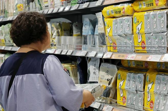 대형마트에서 조미김을 구매하는 모습.  사진=이솔 한국경제신문 기자