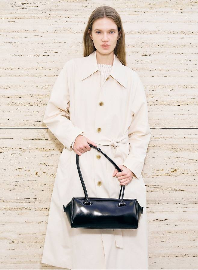 콩의 깍지, 껍질을 의미하는 ‘코쎄(cosse)’에서 모티브를 얻어 콩의 열매를 감싸안은 듯한 독창적인 디자인으로 완성도를 높인 루에브르 ‘코쎄 숄더 미디움’.