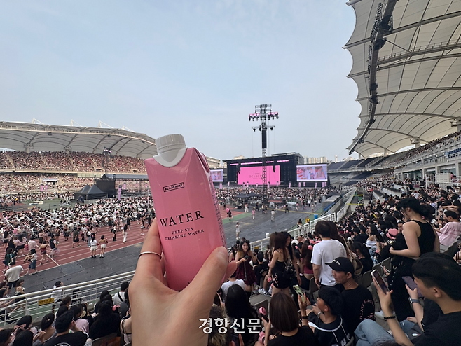 재활용이 가능한 테트라팩 패키지로 특별 제작된 블랙핑크 월드투어 기념 커스텀 멸균팩 생수.