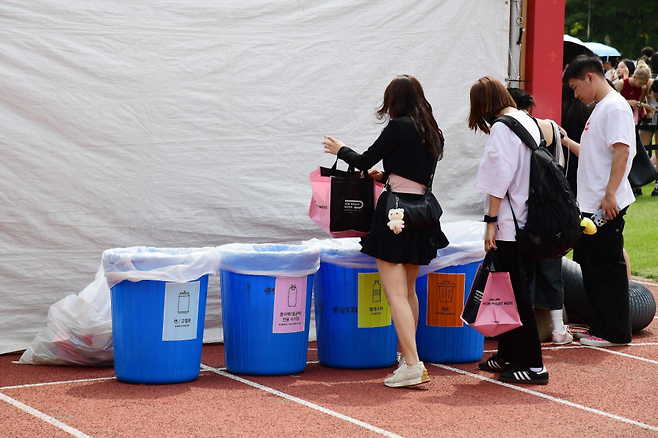 이날 공연장 안팎에는 분리배출 가이드와 함께 21군데 폐기물 분리수거함이 배치돼 재활용을 유도했다. 테트라팩 코리아 제공