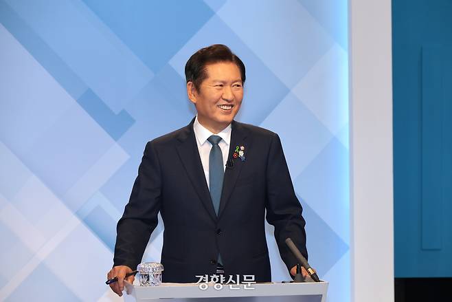 지난 16일 서울 목동 SBS 스튜디오에서 열린 더불어민주당 당대표 후보 토론회에 참석한 정청래 후보가 웃으며 박찬대 후보를 바라보고 있다. 국회사진기자단
