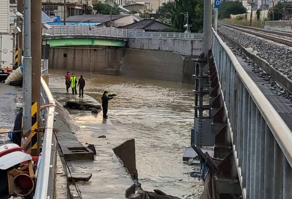 18일 광주 북구 신안교에서 경찰과 소방대원들이 실종자를 수색하고 있다. 연합뉴스
